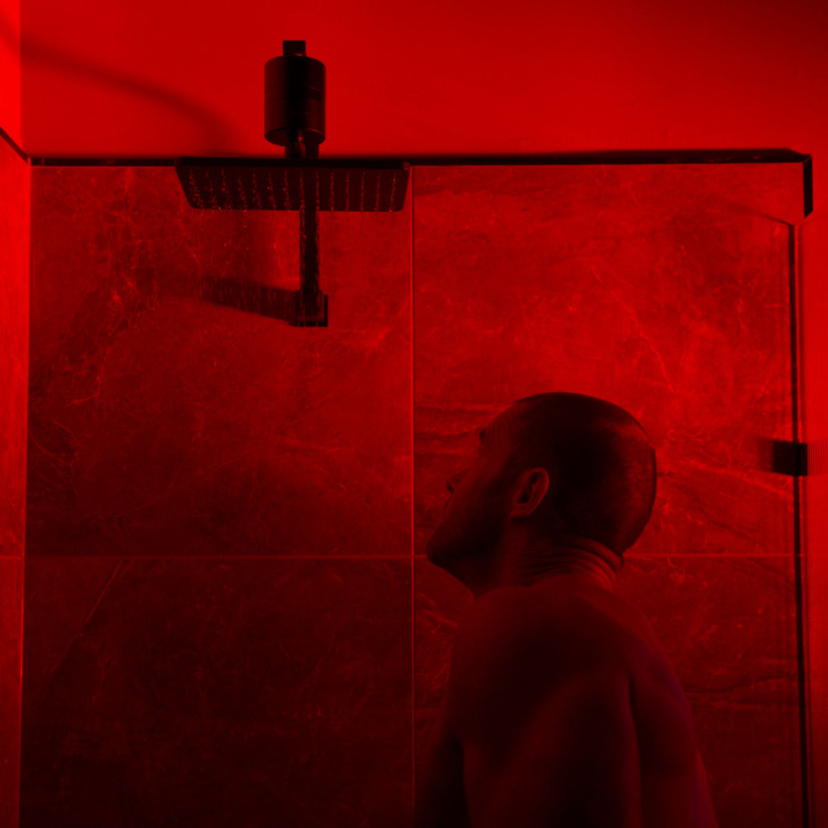 Black HUVE Flow Premium Shower Filter with water flowing.