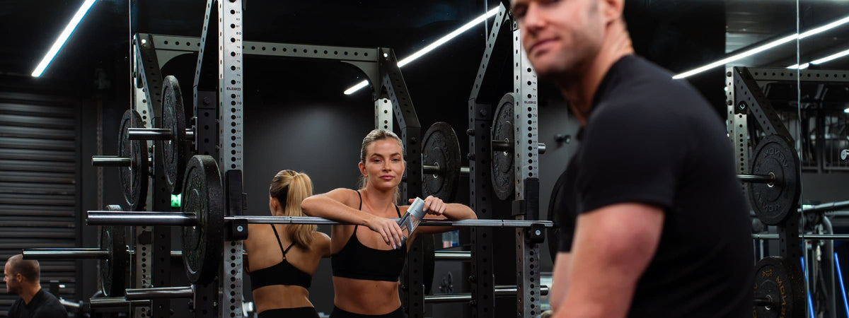 Couple training in a gym with a HUVE hydrogen water bottle